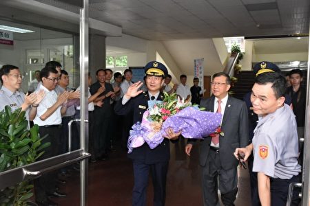 前局长李政晓和竹县警察局同仁挥别。（新竹县警察局提供）