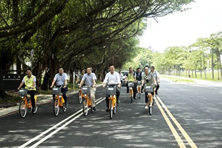 林智堅與貴賓在風景優美的清大校園內騎乘YouBike。（新竹市府提供）