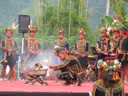 三地门乡收获祭以原住民族传统仪式揭开庆典序幕。（简惠敏 /大纪元）