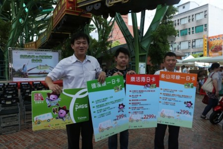 陳長偉處長（左）展示台灣好行套票內容。（曾漢東／大紀元）