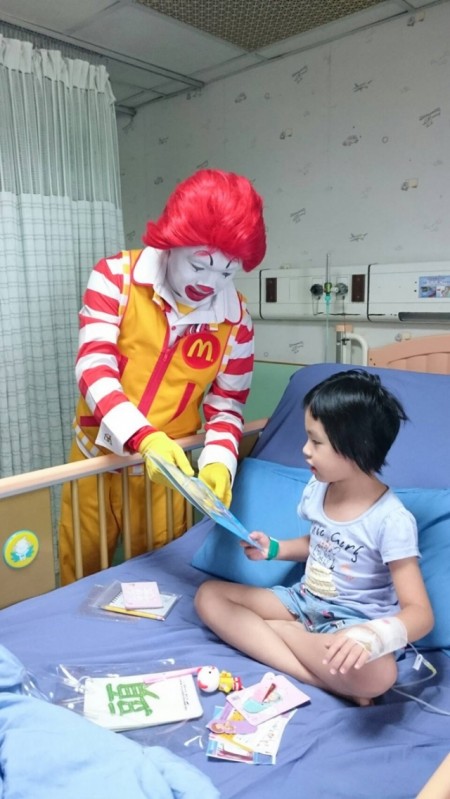 麥當勞叔叔到兒童病房探視小朋友，並提醒小朋友洗手的重要性。（羅東博愛醫院提供） 