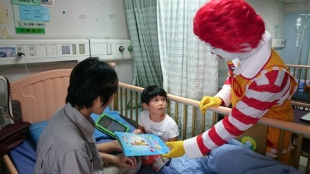 麥當勞叔叔現身病房給小朋友驚喜，並提供小禮物希望小朋友能早日康復。（羅東博愛醫院提供） 