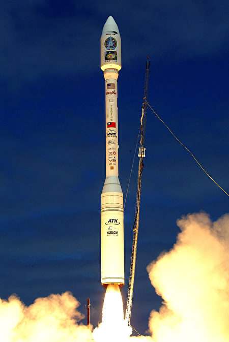 福卫2号2004年5月21日于美西范登堡发射场发射实景。（国研院提供）