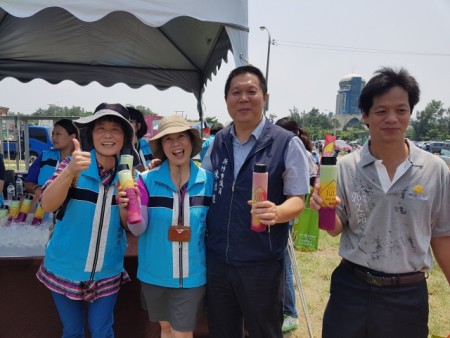 除風箏秀還有許多好玩的活動右二為新竹市議員陳治雄。（林寶雲／大紀元）