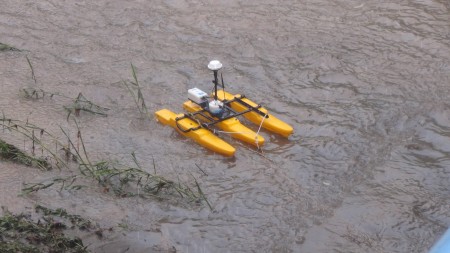 国研院台洪中心人员台风中进行都卜勒流速剖面仪量测准备。（国研院提供）
