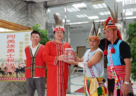身著原住民傳統衣帽的林右昌則回送米酒，表達願意參加豐年祭。(基隆市政府提供)