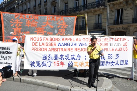 法国法轮功大法协会主席唐汉龙先生宣读抗议书。（金湖/大纪元）
