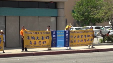 8月6日，洛杉矶近百名部分法轮功学员，用横幅和展板，筑起了一道醒目的“真相长城”。（薛文/大纪元）