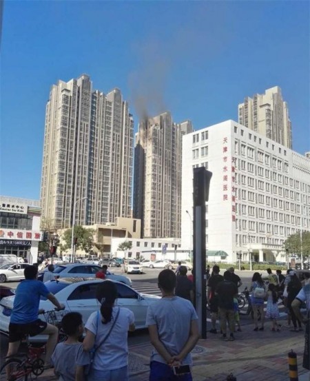 天津南开区一栋29层的楼宇顶层发生爆炸，现场传出巨响，住房称明显感到震动，附近单位也受到波及。（网络图片）