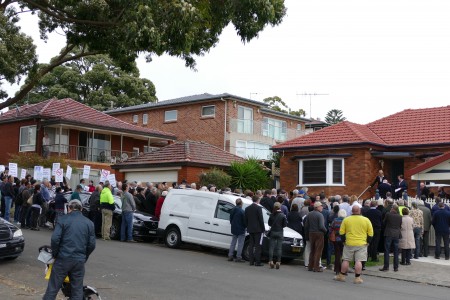 悉尼南区南好事围约二、三百当地居民参加了土地与环境法庭对现址建造清真寺申请案的最后一次听证。（安平雅/大纪元）