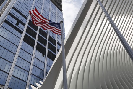 8月16日紐約世貿購物中心舉行開幕升旗儀式。
