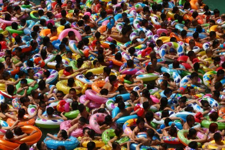 6千多人擁到遂寧大英縣中國「死海」度假區游泳，場面非常誇張。泳客就連轉身也非常困難，被媒體形容為「下餃子」。（AFP）