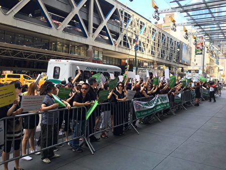 部分紐約亞裔美甲業主在《紐約時報》門前表示抗議。
