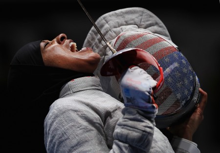 美國擊劍選手在里約奧運會比賽勝利後歡呼。
