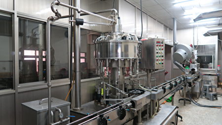 欣泰酱油酿造厂的填充设备。（黄俊龙提供）