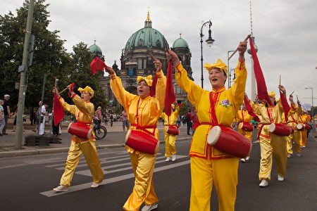 遊行隊伍中的腰鼓隊走過柏林著名景點。（Jason Wang／大紀元）