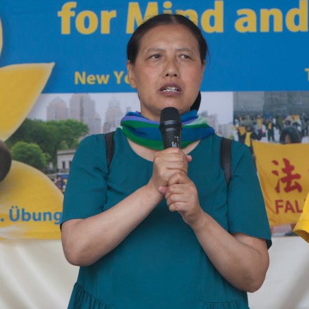 法輪功學員李軍在集會上發言，講述了自己在中國遭受的迫害。她2014年經聯合國難民署營救到德國。（Jason Wang／大紀元）