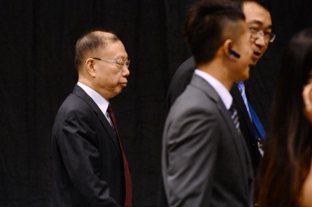 22日國際器官移植大會於香港灣仔會議展覽中舉行頒獎禮。圖為中國器官移植發展基金理事長黃潔夫在保安保護下進場。（宋祥龍/大紀元）