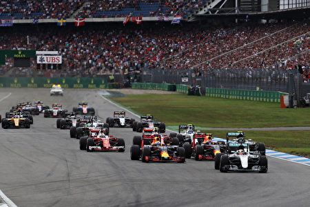 F1德国站比赛开始后，汉密尔顿驾驶的梅赛德斯赛车冲到最前面，即将进入第一个弯道。 (Mark Thompson/Getty Images)