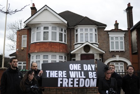 朝鲜驻伦敦大使馆在论西区的一所民宅里，图为在朝鲜大使馆前的抗议人群。 ( CARL COURT/AFP/Getty Images)