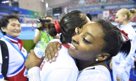 洪恩貞（左）還曾於2014年在國際比賽中與美國體操運動員西蒙娜·拜爾斯（ Simone Biles）（右）擁抱。（KAZUHIRO NOGI/AFP/Getty Images)