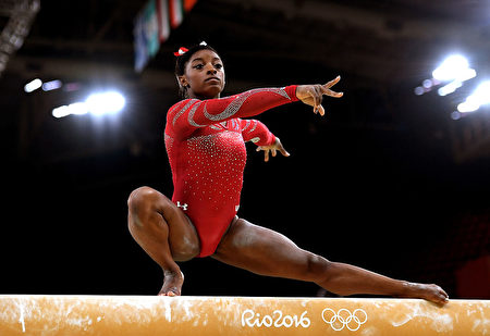 美國女子體操新星拜爾斯有望在里約奧運上大放光彩。 (Photo by Laurence Griffiths/Getty Images)
