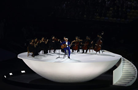 RIO DE JANEIRO, BRAZIL - AUGUST 05: Paulinho da Viola performs during the Opening Ceremony of the Rio 2016 Olympic Games at Maracana Stadium on August 5, 2016 in Rio de Janeiro, Brazil. (Photo by David Rogers/Getty Images)