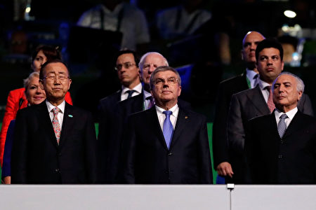 RIO DE JANEIRO, BRAZIL - AUGUST 05: Ban Ki-moon, IOC President Thomas Bach and Michel Temer watch the Opening Ceremony of the Rio 2016 Olympic Games at Maracana Stadium on August 5, 2016 in Rio de Janeiro, Brazil. (Photo by Jamie Squire/Getty Images)