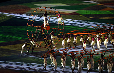 RIO DE JANEIRO, BRAZIL - AUGUST 05: Performers take part in the Opening Ceremony of the Rio 2016 Olympic Games at Maracana Stadium on August 5, 2016 in Rio de Janeiro, Brazil. (Photo by David Rogers/Getty Images)