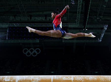 RIO DE JANEIRO, BRAZIL - AUGUST 07: Gabrielle Douglas of the United States competes on the balance beam during Women's qualification for Artistic Gymnastics on Day 2 of the Rio 2016 Olympic Games at the Rio Olympic Arena on August 7, 2016 in Rio de Janeiro, Brazil (Photo by Tom Pennington/Getty Images)