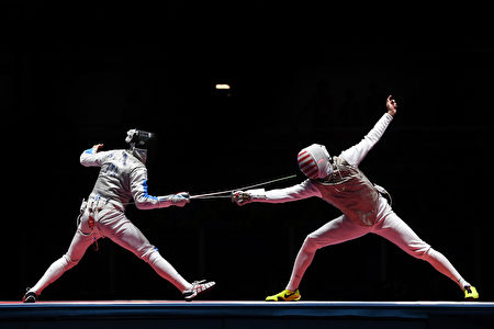 華裔選手陳海翔（右）獲得本屆奧運男子花劍銀牌，創下自1960年以來，美國選手首次在奧運花劍比賽中獲得獎牌。(Laurence Griffiths/Getty Images)