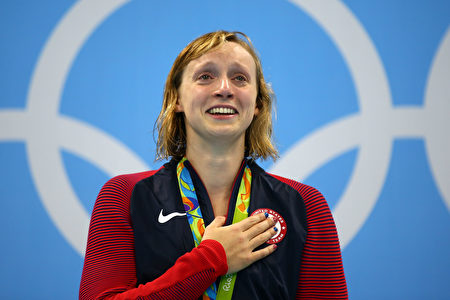 图为2016年8月12日，姬蒂‧雷德基赢得女子800公尺自由式金牌，上台领奖时喜极而泣。（Clive Rose/Getty Images）