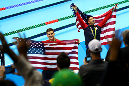 获奖后和队友举国旗欢庆。 (Photo by Ryan Pierse/Getty Images)
