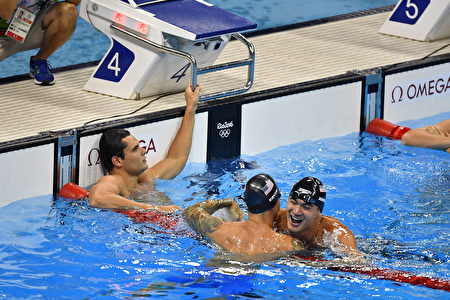 倪家骏（Nathan Adrian，右）8月12日和队友Anthony Ervin（中）在男子50米自由泳决赛中分获金牌和铜牌。 (Photo by Pascal Le Segretain/Getty Images)