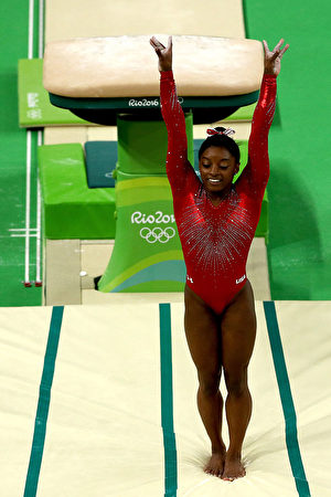8月14日，美國的西蒙·拜爾斯在跳馬決賽中獲得金牌，這是她在里約奧運會中獲得的第三枚金牌。（Patrick Smith/Getty Images）