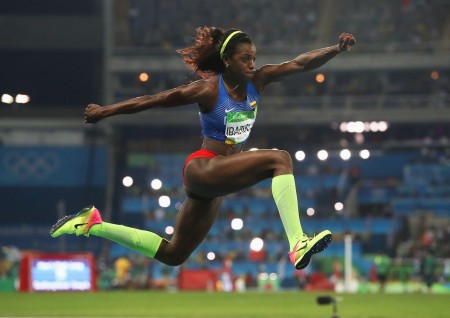 哥倫比亞女將卡特琳·伊巴古恩（Caterine Ibarguen）在8月14日的里約奧運田徑女子三級跳遠比賽中奪得了金牌。 (Alexander Hassenstein/Getty Images)