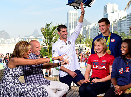 8月15日，倪家骏（Nathan Adrian）和菲尔普斯（Michael Phelps）等运动明星在里约的海滩上接受NBC电视台Today Show采访。 (Photo by Harry How/Getty Images)