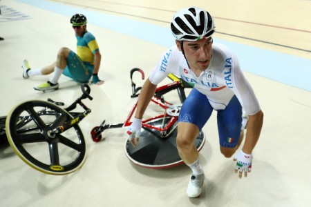 意大利车手维夫亚尼（Elia Viviani）在15日自由车男子全能赛中，与韩国车手朴尚勋相撞，但他没有放弃爬起再战，终于获胜夺金。 (Bryn Lennon/Getty Images)