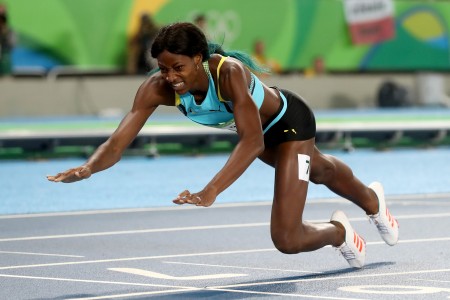 在女子400米跑决赛中，巴哈马选手米勒（Shaunae Miller）在女子400米跑决赛中爆冷夺金。图为她在终点做出鱼跃式冲刺。 (Alexander Hassenstein/Getty Images)