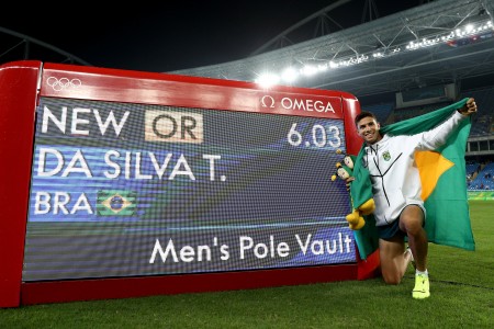 在週一撐竿跳高決賽中，巴西選手達席爾瓦(Thiago Braz Da Silva)撐竿跳高決賽中爆冷，以6米03破奧運記錄。(Paul Gilham/Getty Images)