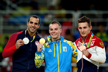 8月16日，里约奥运体操项目最后一个比赛日，美国选手雷瓦（右）在男子单双杠比赛中获2面银牌。 (Alex Livesey/Getty Images)