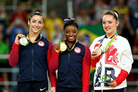 里約奧運女子自由體操項目中，美國隊選手拜爾斯和萊斯曼包攬金銀，英國選手汀科勒摘銅。(Alex Livesey/Getty Images)