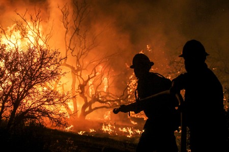 8月16日，消防队员奋战在卡洪山口。( RINGO CHIU/AFP/Getty Images)