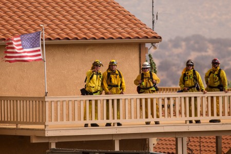 消防队员在保护房屋。（JONATHAN ALCORN/AFP/Getty Images）
