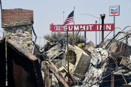 历史悠久的Summitt Inn旅馆被布鲁卡（Blue Cut Fire）大火焚毁。(ROBYN BECK/AFP/Getty Images)