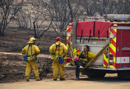 贝纳迪诺县消防队员在小憩。（ROBYN BECK/AFP/Getty Image）