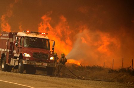 美国加州南部的圣伯纳地诺县周二（8月16日）爆发了被称为“蓝刻”（Blue Cut）的森林大火。 ( ROBYN BECK/AFP/Getty Images)