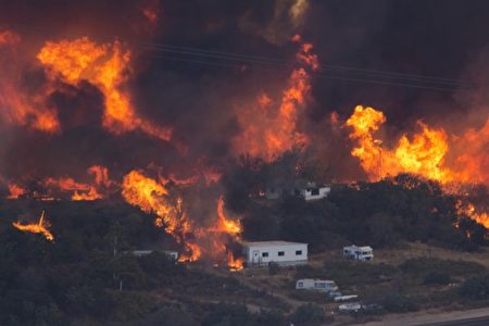 藍刻大火（Blue Cut fire）造成很多房屋被毀。( David McNew/Getty Images)