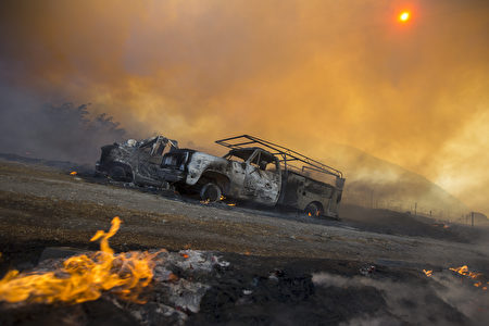 美国加州南部的圣伯纳地诺县周二（8月16日）爆发了被称为“蓝刻”（Blue Cut）的森林大火。 ( ROBYN BECK/AFP/Getty Images)
