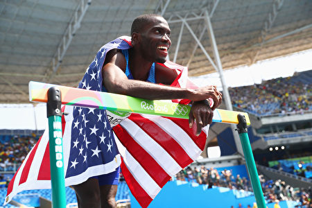 8月18日，在里约奥运田径男子四百米跨栏比赛中，美国模特选手克莱门特（Kerron Clement）赢得金牌。(Alexander Hassenstein/Getty Images)